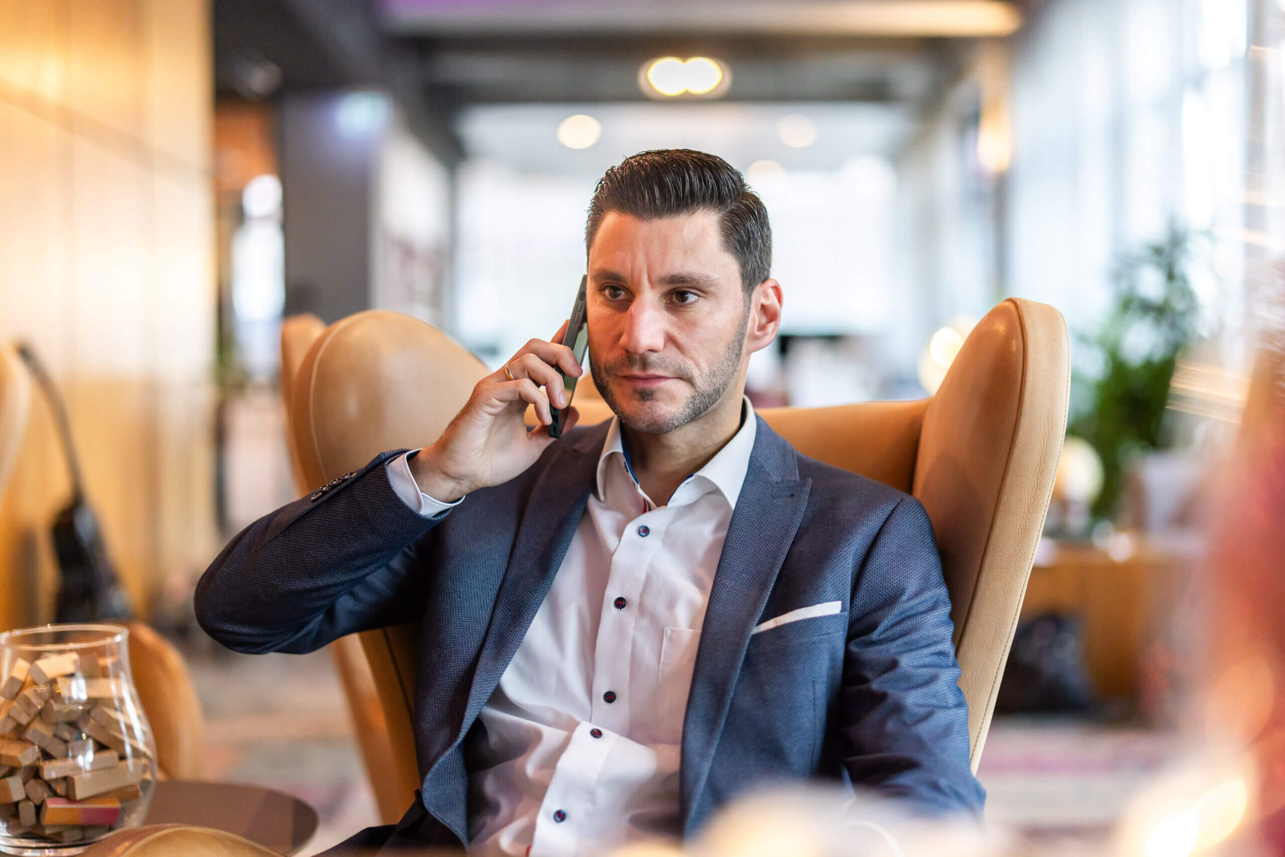 Kontakt 1 • Kolja Mahler-Wingen Kolja Mahler Wingen im Sessel am Telefon • Kolja Mahler-Wingen